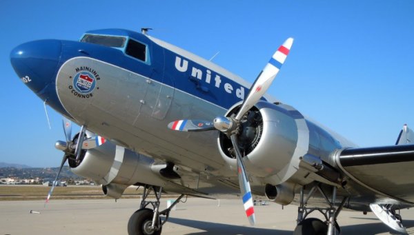 DC-3 United Airlines.
